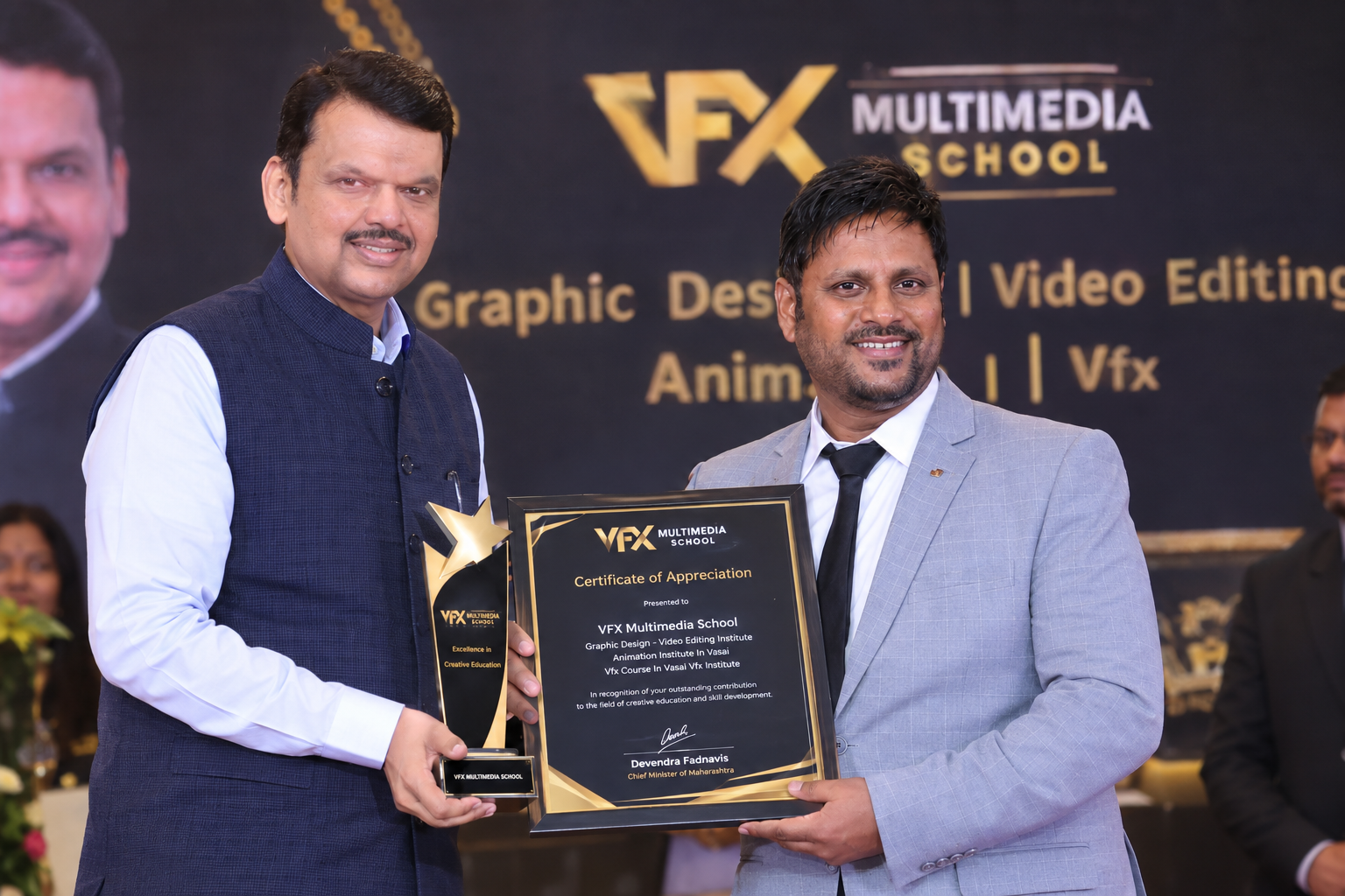 dharmendra giri receiving award from devendra phadnavis chief minister of maharashtra for the best vfx institute